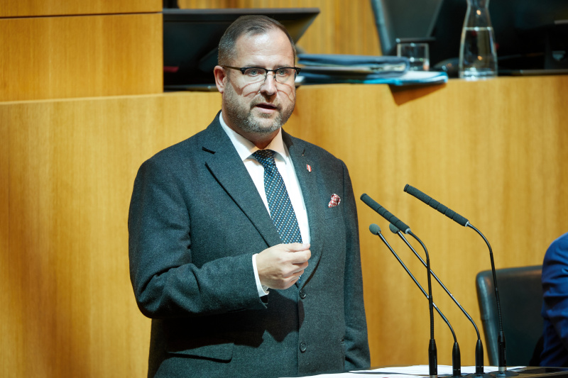Am Redner:innenpult: Nationalratsabgeordneter Christian Hafenecker (FPÖ)
