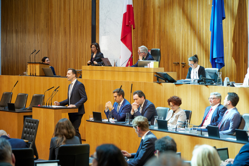 Am Redner:innenpult: Nationalratsabgeordneter Nico Marchetti (ÖVP)