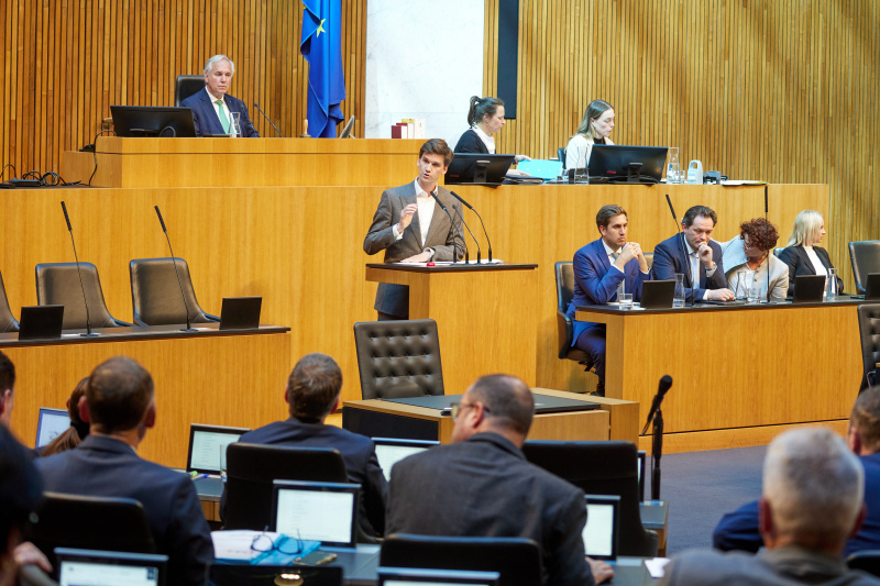 Am Redner:innenpult: Nationalratsabgeordneter Douglas Hoyos-Trauttmansdorff (NEOS)