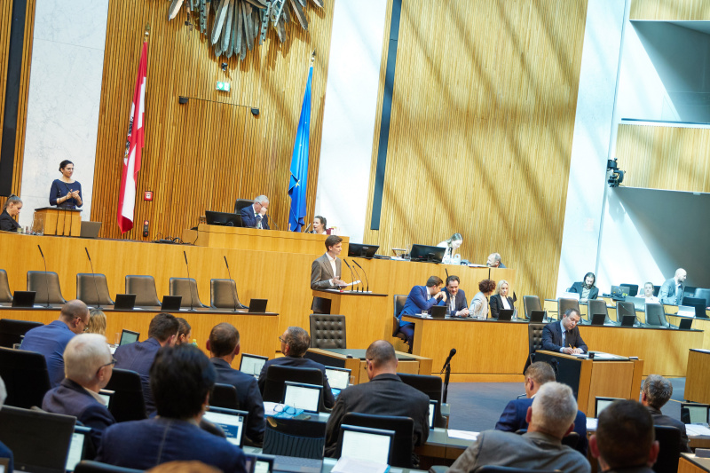 Am Redner:innenpult: Nationalratsabgeordneter Douglas Hoyos-Trauttmansdorff (NEOS)