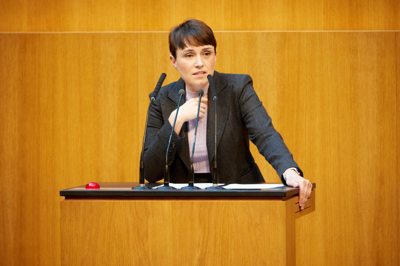 Am Redner:innenpult: Nationalratsabgeordnete Sigrid Maurer (GRÜNE)