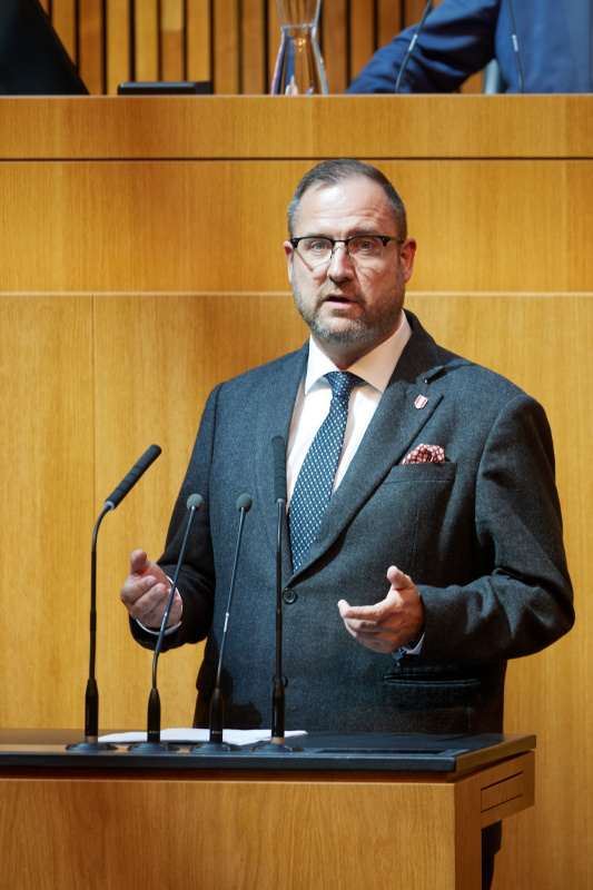 Am Redner:innenpult: Nationalratsabgeordneter Christian Hafenecker (FPÖ)