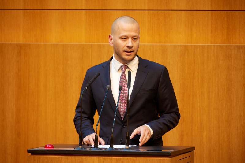 Am Redner:innenpult: Nationalratsabgeordneter Maximilian Köllner (SPÖ)