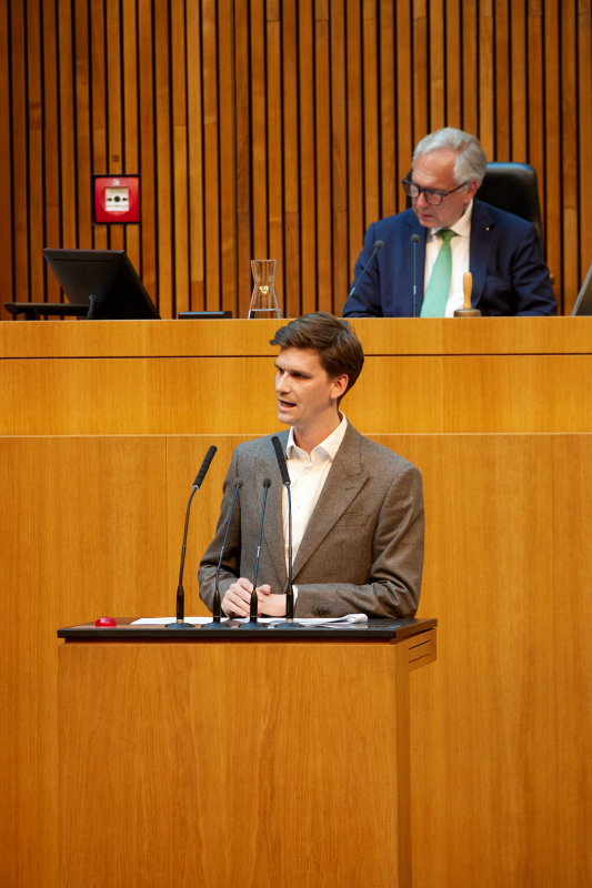 Am Redner:innenpult: Nationalratsabgeordneter Douglas Hoyos-Trautmansdorff (NEOS)