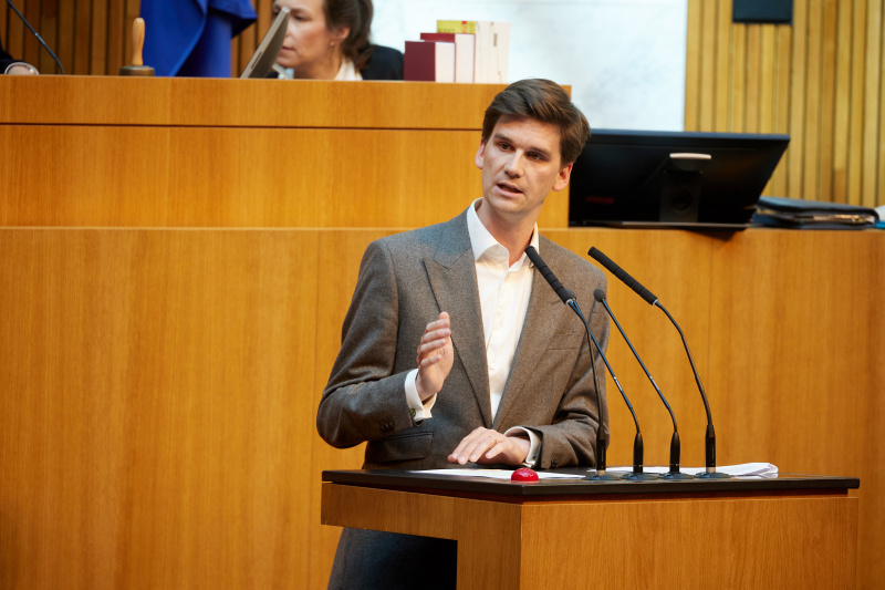 Am Redner:innenpult: Nationalratsabgeordneter Douglas Hoyos-Trautmansdorff (NEOS)