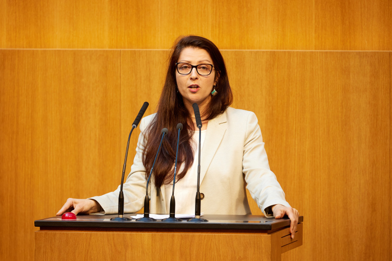 Am Redner:innenpult: Nationalratsabgeordnete Muna Duzdar (SPÖ)