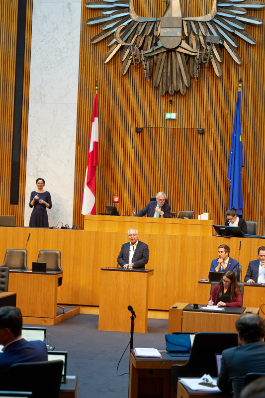 Am Redner:innenpult: Nationalratsabgeordneter Werner Herbert (FPÖ)