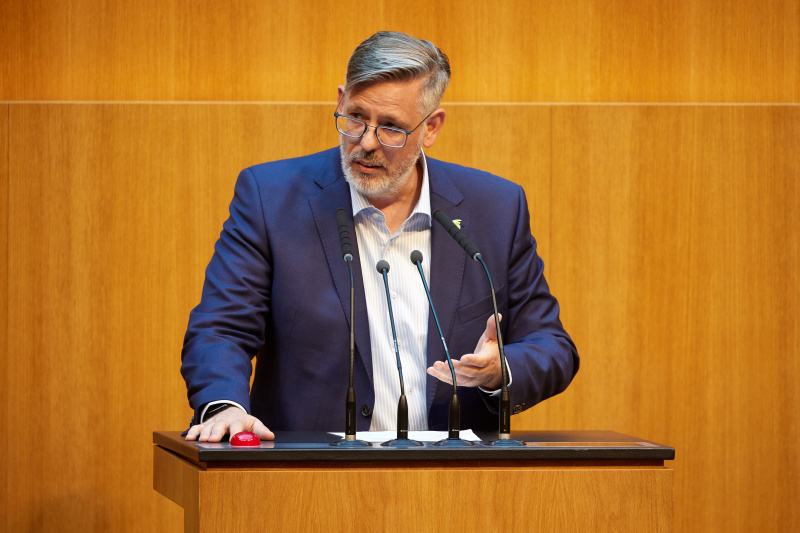 Am Redner:innenpult: Nationalratsabgeordneter Ralph Schallmeiner (GRÜNE)