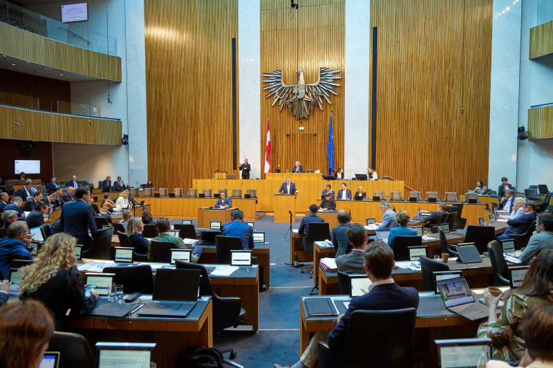 Am Redner:innenpult: Nationalratsabgeordneter Ralph Schallmeiner (GRÜNE)