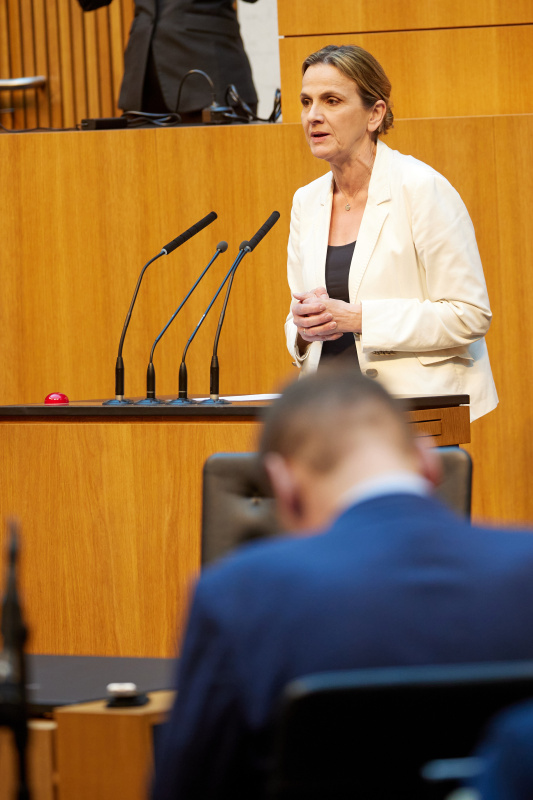 Am Redner:innenpult: Nationalratsabgeordnete Dagmar Belakowitsch (FPÖ)