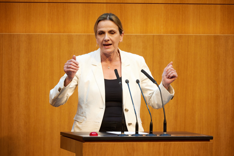 Am Redner:innenpult: Nationalratsabgeordnete Dagmar Belakowitsch (FPÖ)