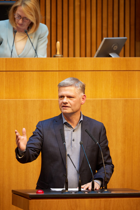 Am Redner:innenpult: Nationalratsabgeordneter Andreas Hanger (ÖVP)