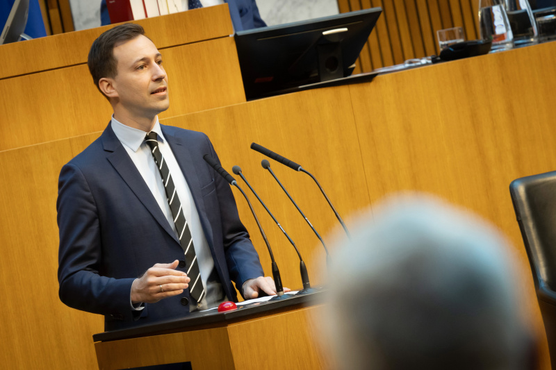 Am Redner:innenpult Nationalratsabgeordneter Nico Marchetti (ÖVP).