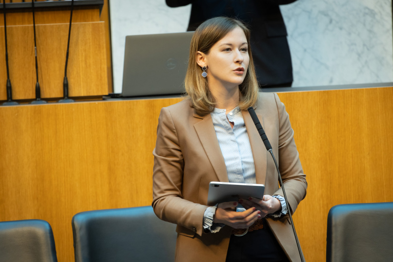 Auf der Regierungsbank Europa-, Integrations- und Familienministerin Claudia Plakolm