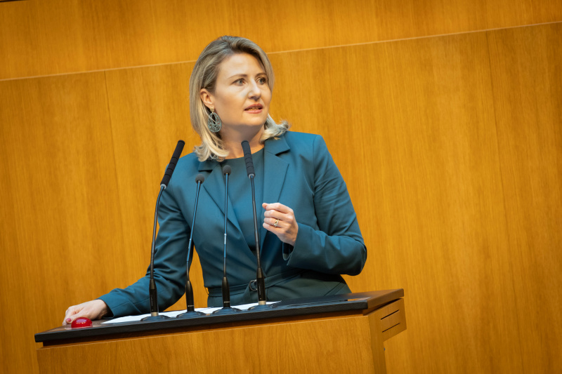 Am Redner:innenpult Nationalratsabgeordnete Susanne Raab (ÖVP)