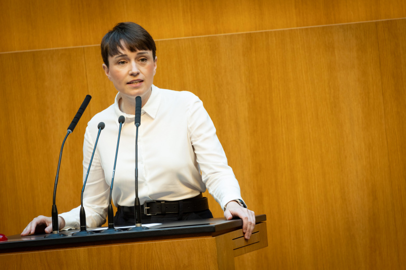 Am Redner:innenpult Nationalratsabgeordnete Sigrid Maurer (GRÜNE)