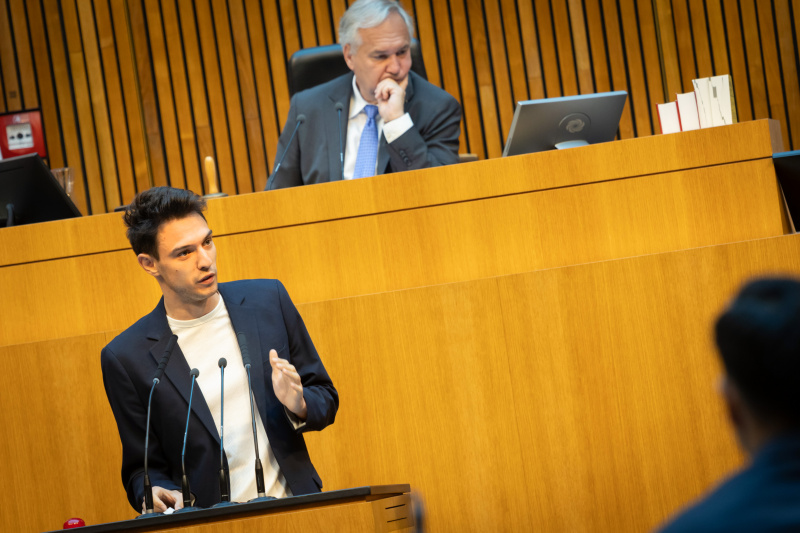 Am Redner:innenpult Nationalratsabgeordneter Paul Stich (SPÖ). Nationalratspräsident Walter Rosenkranz (FPÖ) am Präsidium