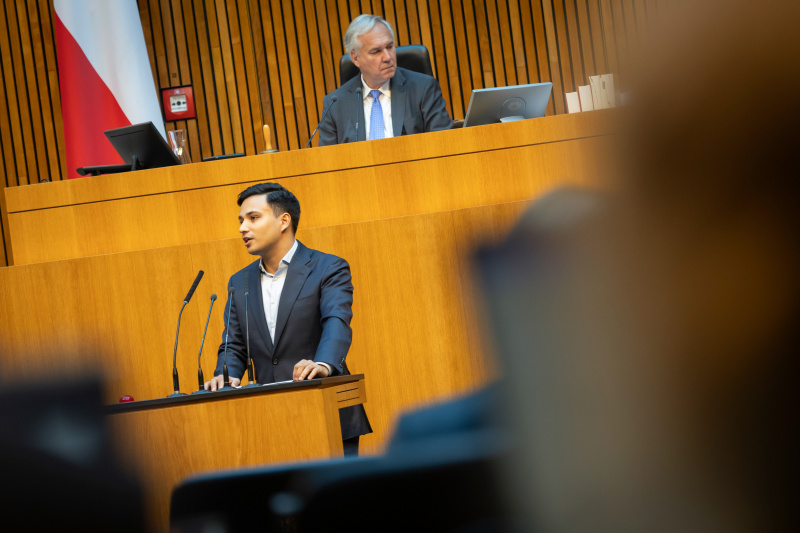 Am Redner:innenpult Klubobmann Yannik Shetty (NEOS). Nationalratspräsident Walter Rosenkranz (FPÖ) am Präsidium