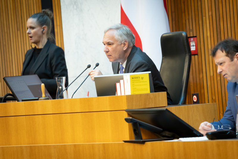 Diskussion zur Geschäftsordung. Nationalratspräsident Walter Rosenkranz (FPÖ) am Präsidium