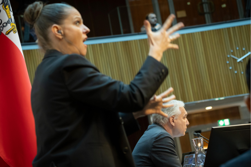 Diskussion zur Geschäftsordung. Nationalratspräsident Walter Rosenkranz (FPÖ) am Präsidium. Gebärdendolmetscherin