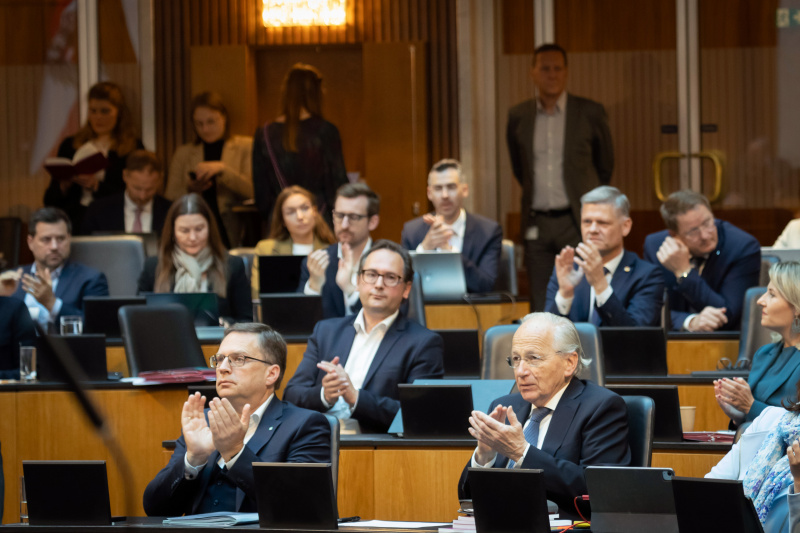 Diskussion zur Geschäftsordung. Blick in Richtung Sitzungsteilnehmer:innen