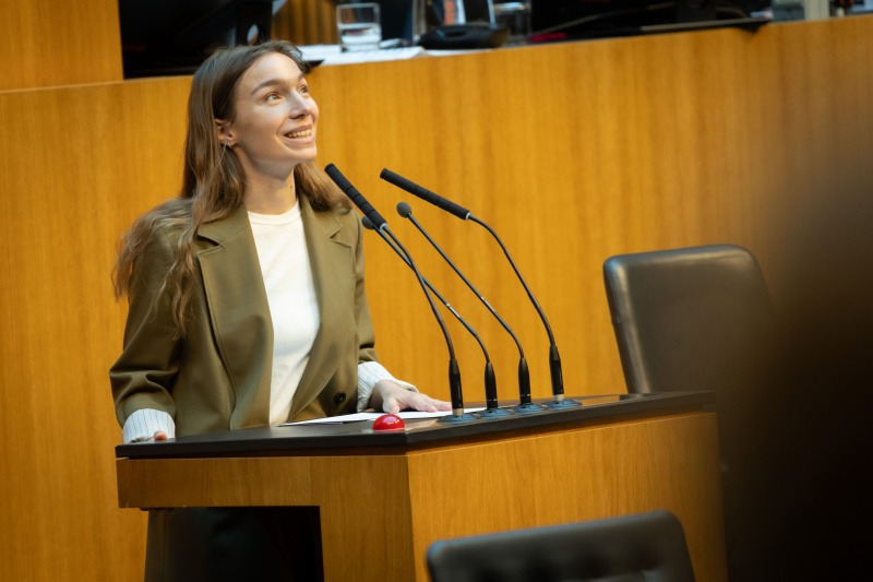 Am Redner:innenpult Nationalratsabgeordnete Sophie Marie Wotschke (NEOS)