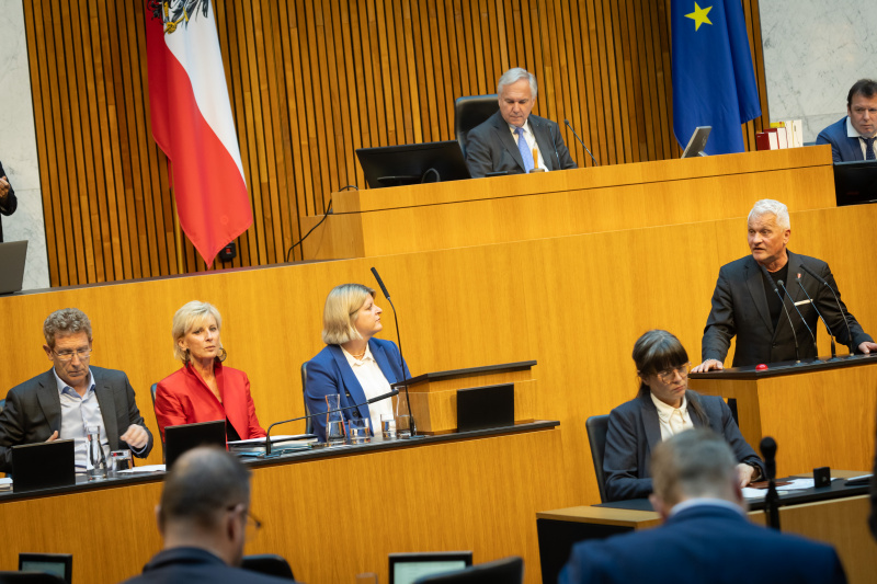 Am Redner:innenpult Nationalratsabgeordneter Christian Lausch (FPÖ). Nationalratspräsident Walter Rosenkranz (FPÖ) am Präsidium. Auf der Regierungsbank von rechts: Volksanwältin Elisabeth Schwetz, Volksanwältin Gaby Schwarz und Volksanwalt Bernhard Achitz