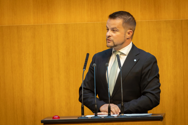 Am Redner:innenpult Nationalratsabgeordneter Bernhard Höfler (SPÖ)