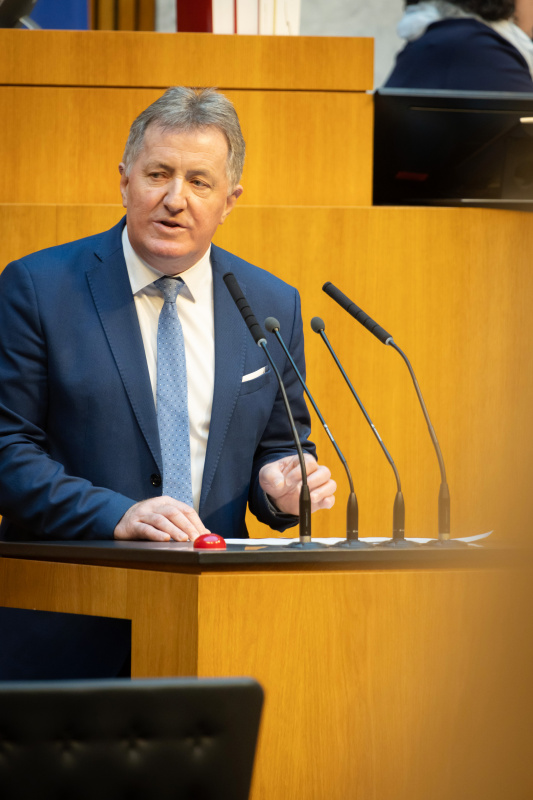 Am Redner:innenpult Nationalratsabgeordneter Johann Weber (ÖVP)