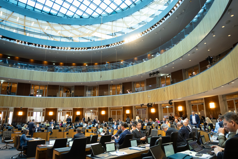 Blick Richtung Sitzungsteilnehmer:innen