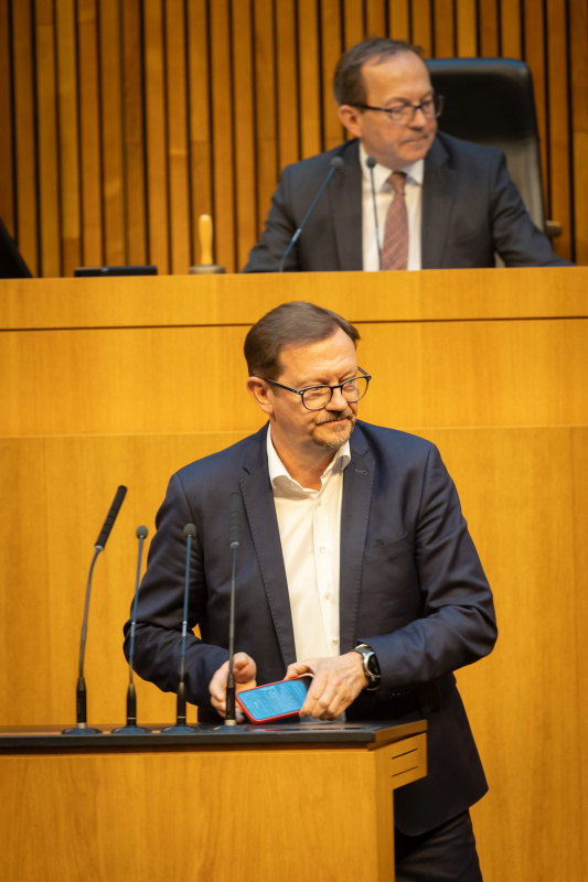 Am Redner:innenpult Nationalratsabgeordneter Rudolf Silvan (SPÖ). Zweiter Nationalratspräsident Peter Haubner (ÖVP) am Präsidium