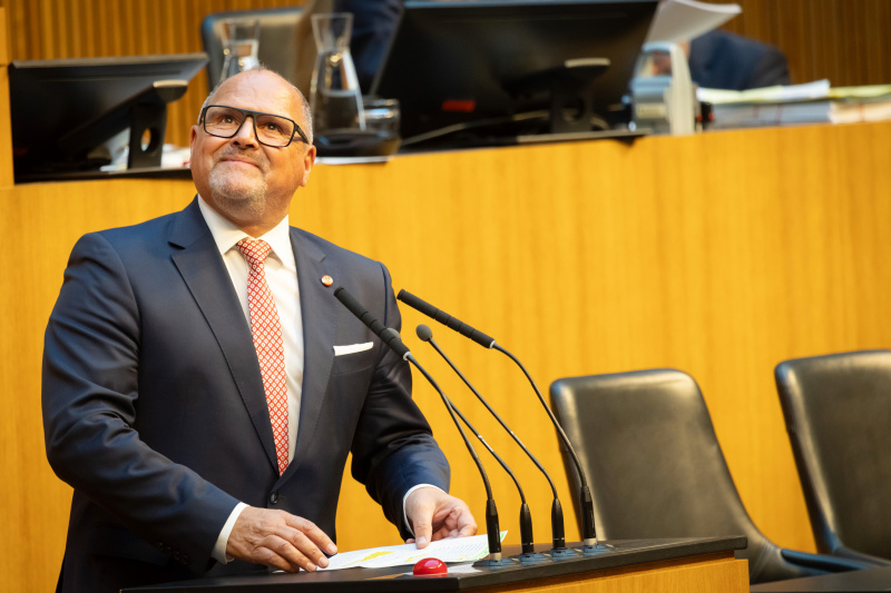 Am Redner:innenpult Nationalratsabgeordneter Alois Schroll (SPÖ)