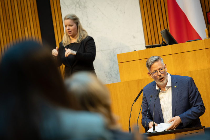 Am Redner:innenpult Nationalratsabgeordneter Ralph Schallmeiner (GRÜNE)