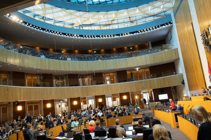 Blick in Richtung Sitzungsteilnehmer:innen