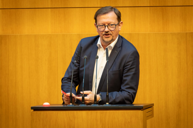 Am Redner:innenpult Nationalratsabgeordneter Rudolf Silvan (SPÖ)