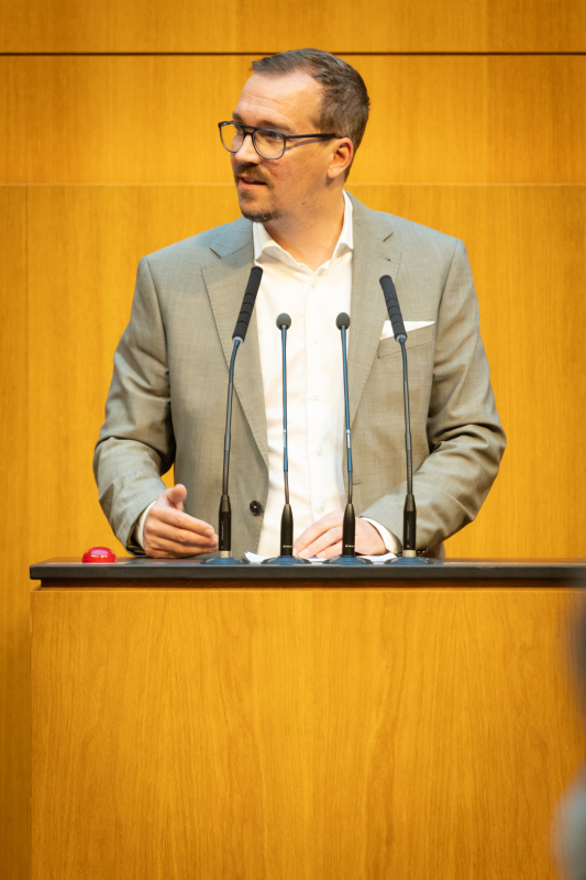 Am Redner:innenpult Nationalratsabgeordneter Antonio Della Rosso (SPÖ)