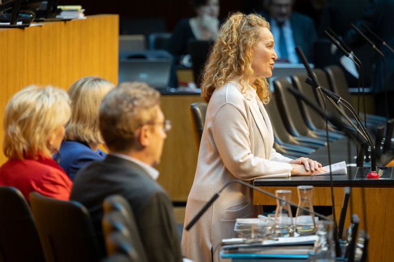 Am Redner:innenpult Nationalratsabgeordnete Marie-Christine Giuliani-Sterrer (FPÖ)