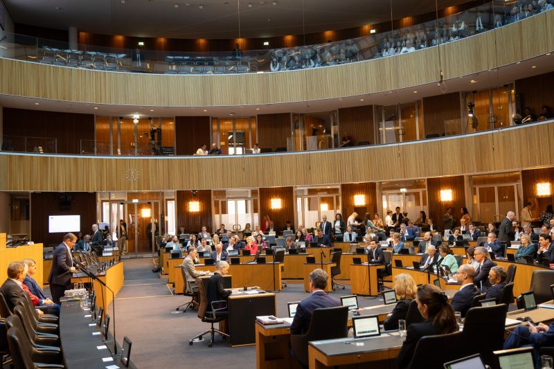 Blick Richtung Sitzungsteilnehmer:innen