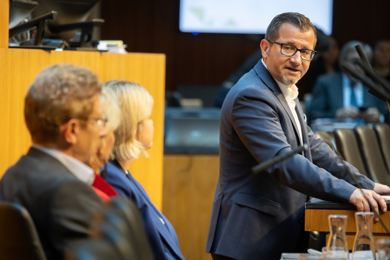 Am Redner:innenpult Nationalratsabgeordneter Reinhold Maier (FPÖ)