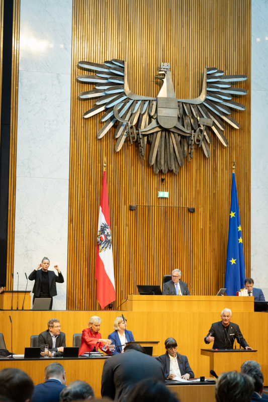 Am Redner:innenpult Nationalratsabgeordneter Christian Lausch (FPÖ). Nationalratspräsident Walter Rosenkranz (FPÖ) am Präsidium. Auf der Regierungsbank von rechts:  Volksanwältin Elisabeth Schwetz, Volksanwältin Gaby Schwarz und Volksanwalt Bernhard Achitz
