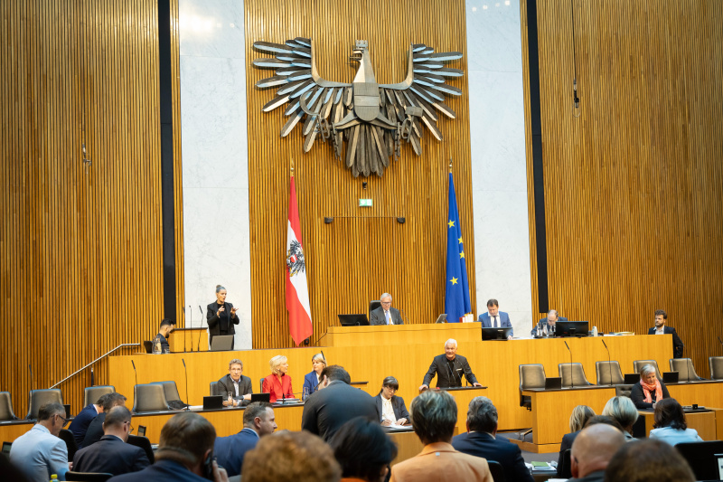 Am Redner:innenpult Nationalratsabgeordneter Christian Lausch (FPÖ). Nationalratspräsident Walter Rosenkranz (FPÖ) am Präsidium. Auf der Regierungsbank von rechts:  Volksanwältin Elisabeth Schwetz, Volksanwältin Gaby Schwarz und Volksanwalt Bernhard Achitz