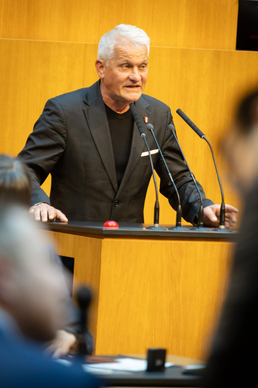 Am Redner:innenpult Nationalratsabgeordneter Christian Lausch (FPÖ)