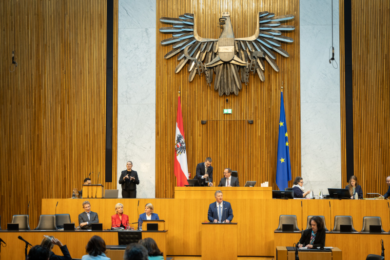 Am Redner:innenpult Nationalratsabgeordneter Johann Weber (ÖVP). Zweiter Nationalratspräsident Peter Haubner (ÖVP) am Präsidium. Auf der Regierungsbank von rechts:  Volksanwältin Elisabeth Schwetz, Volksanwältin Gaby Schwarz und Volksanwalt Bernhard Achitz