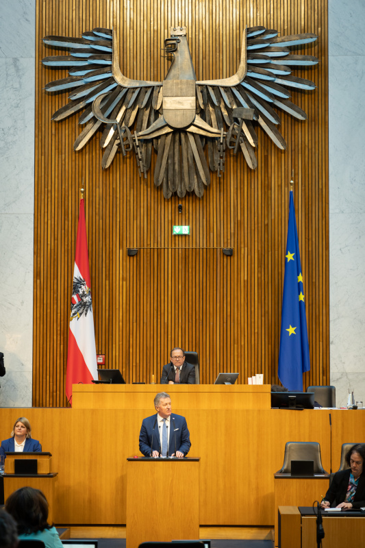 Am Redner:innenpult Nationalratsabgeordneter Johann Weber (ÖVP). Zweiter Nationalratspräsident Peter Haubner (ÖVP) am Präsidium. Auf der Regierungsbank Volksanwältin Elisabeth Schwetz