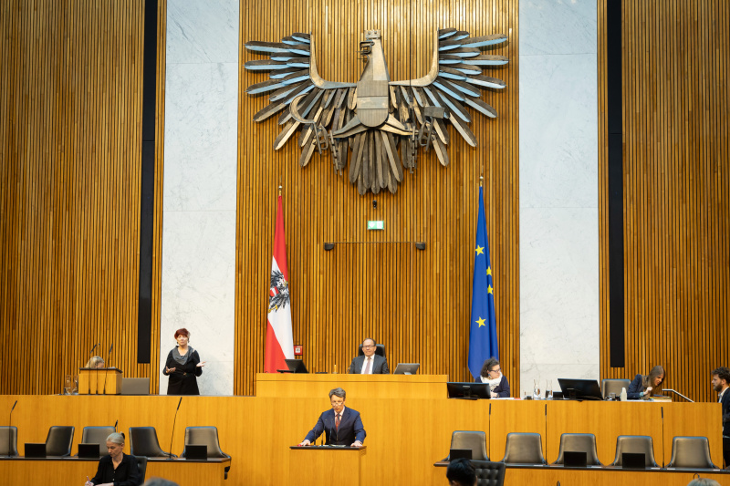 Am Redner:innenpult Nationalratsabgeordneter Nemeth Norbert (FPÖ). Nationalratspräsident Walter Rosenkranz (FPÖ) am Präsidium