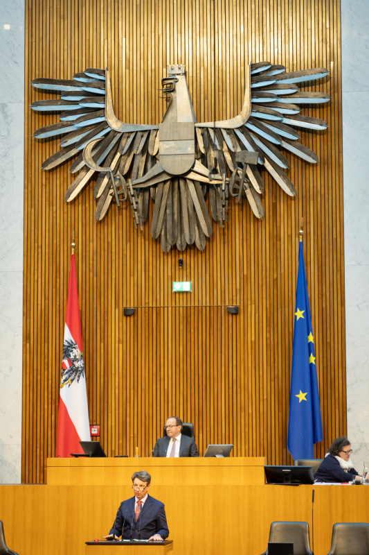 Am Redner:innenpult Nationalratsabgeordneter Nemeth Norbert (FPÖ). Nationalratspräsident Walter Rosenkranz (FPÖ) am Präsidium