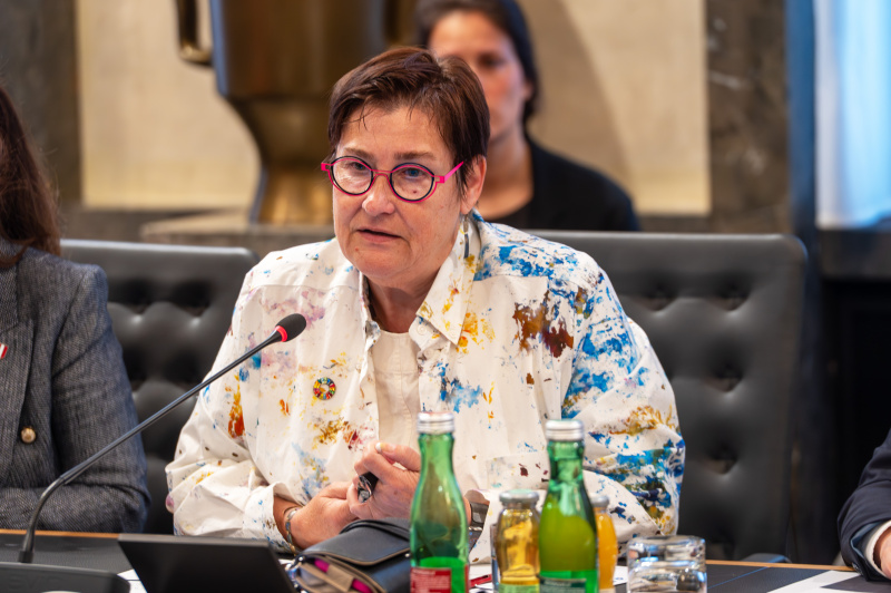 Begrüßung durch Nationalratsabgeordnete Petra Bayr (SPÖ)