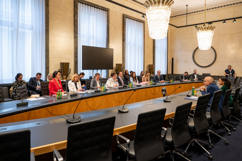 Blick Richtung Veranstaltungsteilnehmer:innen