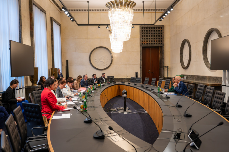 Blick Richtung Veranstaltungsteilnehmer:innen