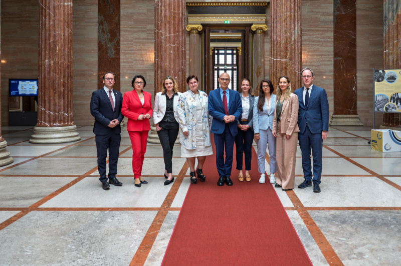 Gruppenfoto. Von links: Die Nationalratsabgeordneten Andreas Minnich (ÖVP), Gudrun Kugler (ÖVP), Dagmar Belakowitsch (FPÖ), Petra Bayr (SPÖ), UN-Hochkommissar Voker Türk, die Nationalratsabgeordneten Katayun Pracher-Hilander (FPÖ), Muna Duzdar (SPÖ), Agnes Sirkka Prammer (GRÜNE), Dominik Oberhofer (NEOS)